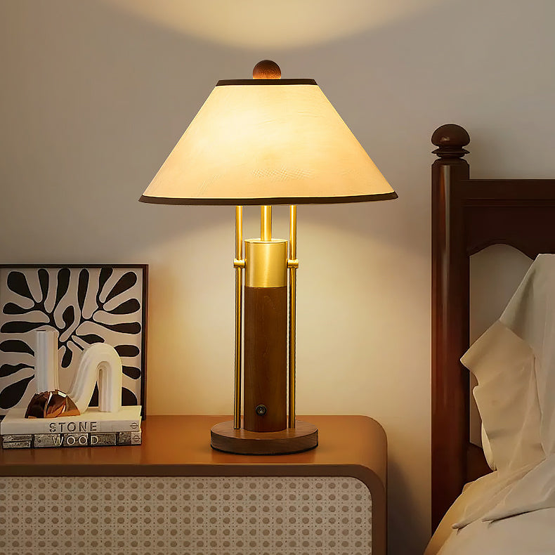 Houten tafellamp met beige stoffen empire kap schuin van voren