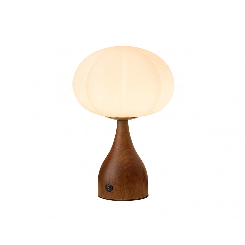tafellamp van geribbeld glas met houten voet op witte achtergrond