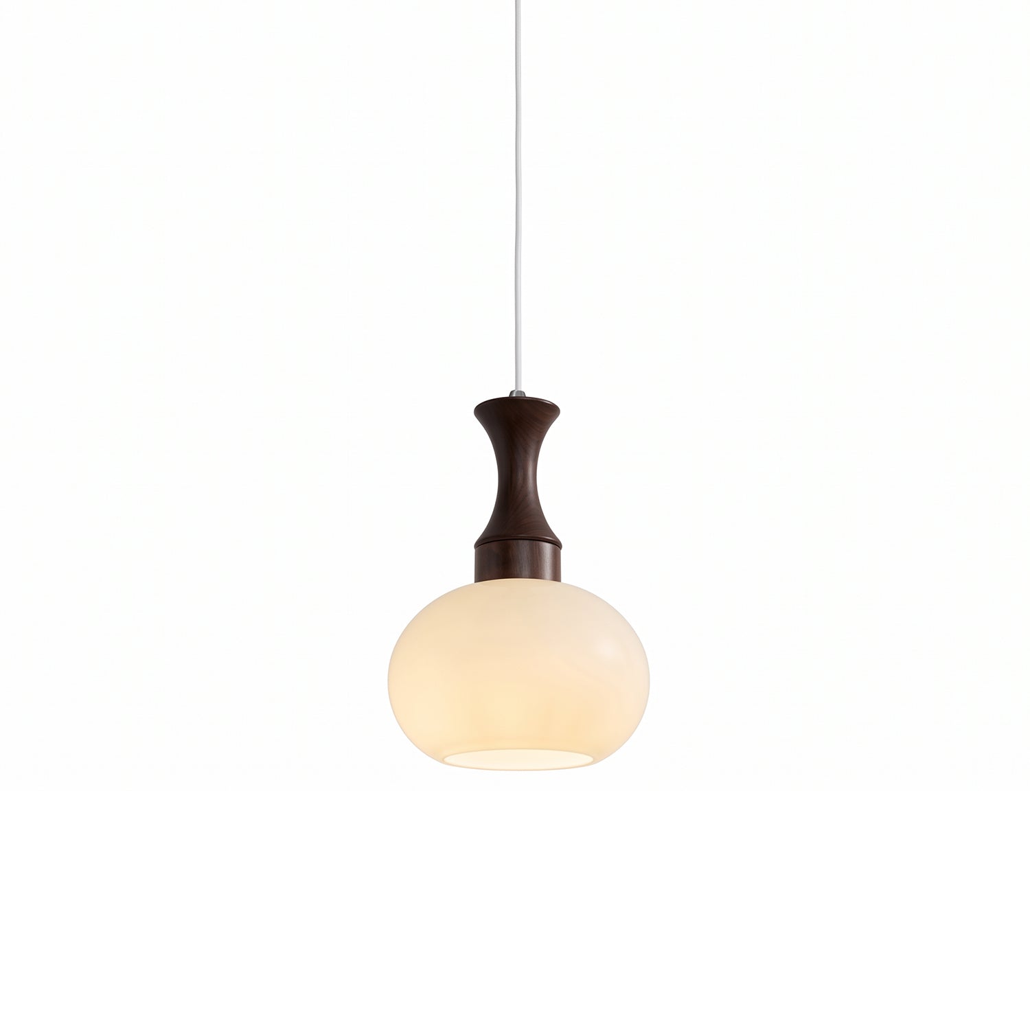 Hanglamp van hout en glas met ronde kap in een stijlvol interieur