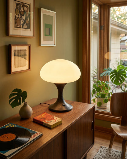 Moderne tafellamp van hout en glas voor woonkamer of slaapkamer