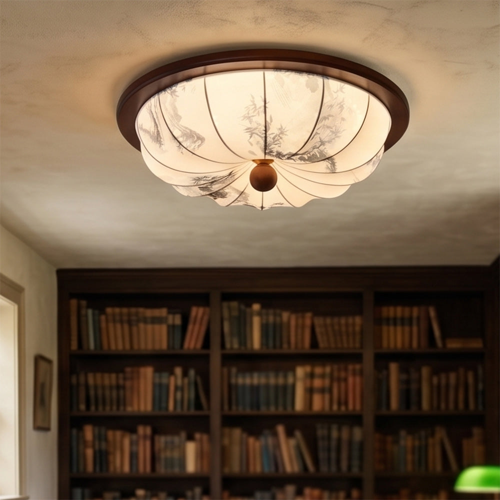 Plafondlamp met natuurlijke houtlook en zachte stoffen lampenkap