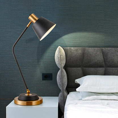 Zijaanzicht van een moderne ijzeren wandlamp voor binnen