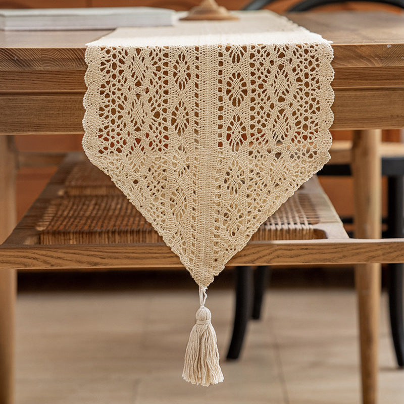 sfeervolle tafelstyling met een katoenen tafelloper met diamantmotief