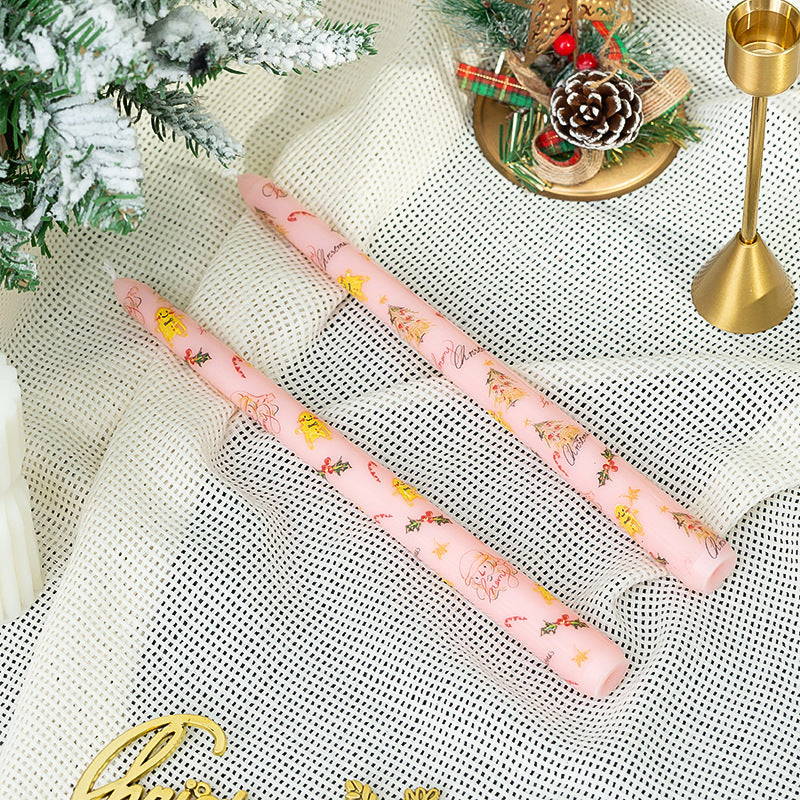 Decoratieve kerstkaarsen van was bij elkaar gepresenteerd