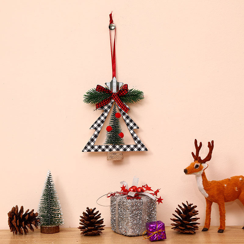 Kerstdecoratie met geruite krans en elegante strik