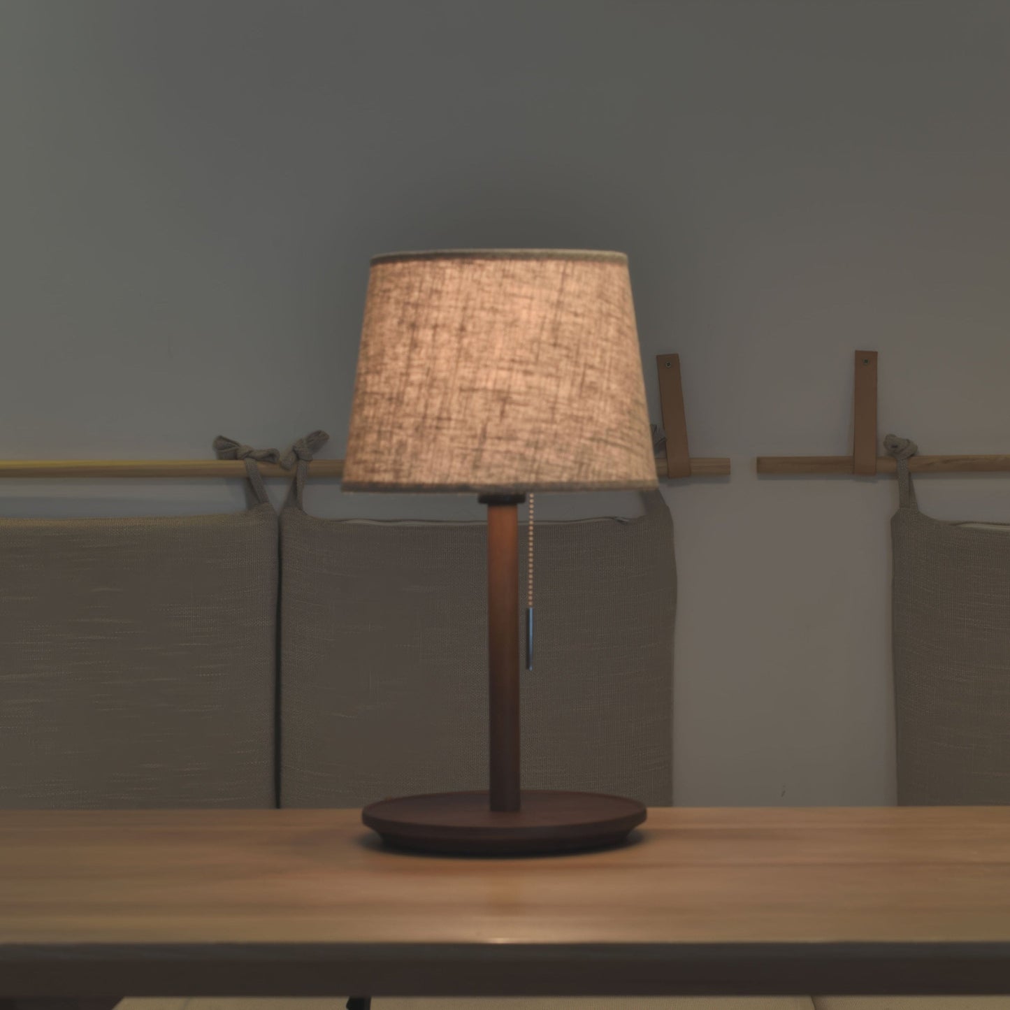 scandinavische walnotenlamp met luxe stoffen accenten voor een zachte gloed