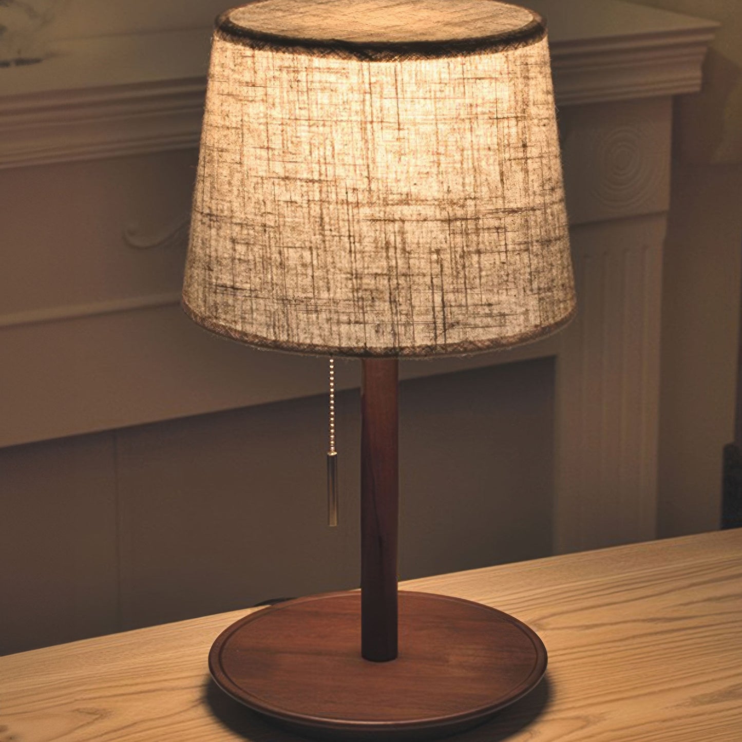 scandinavische walnotenlamp met luxe stoffen accenten voor een zachte gloed