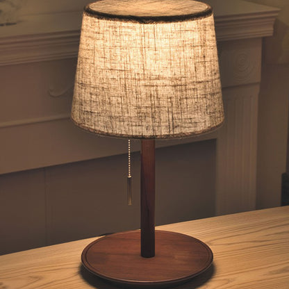 Scandinavische Walnotenlamp met Luxe Stoffen Accenten voor een Zachte Gloed