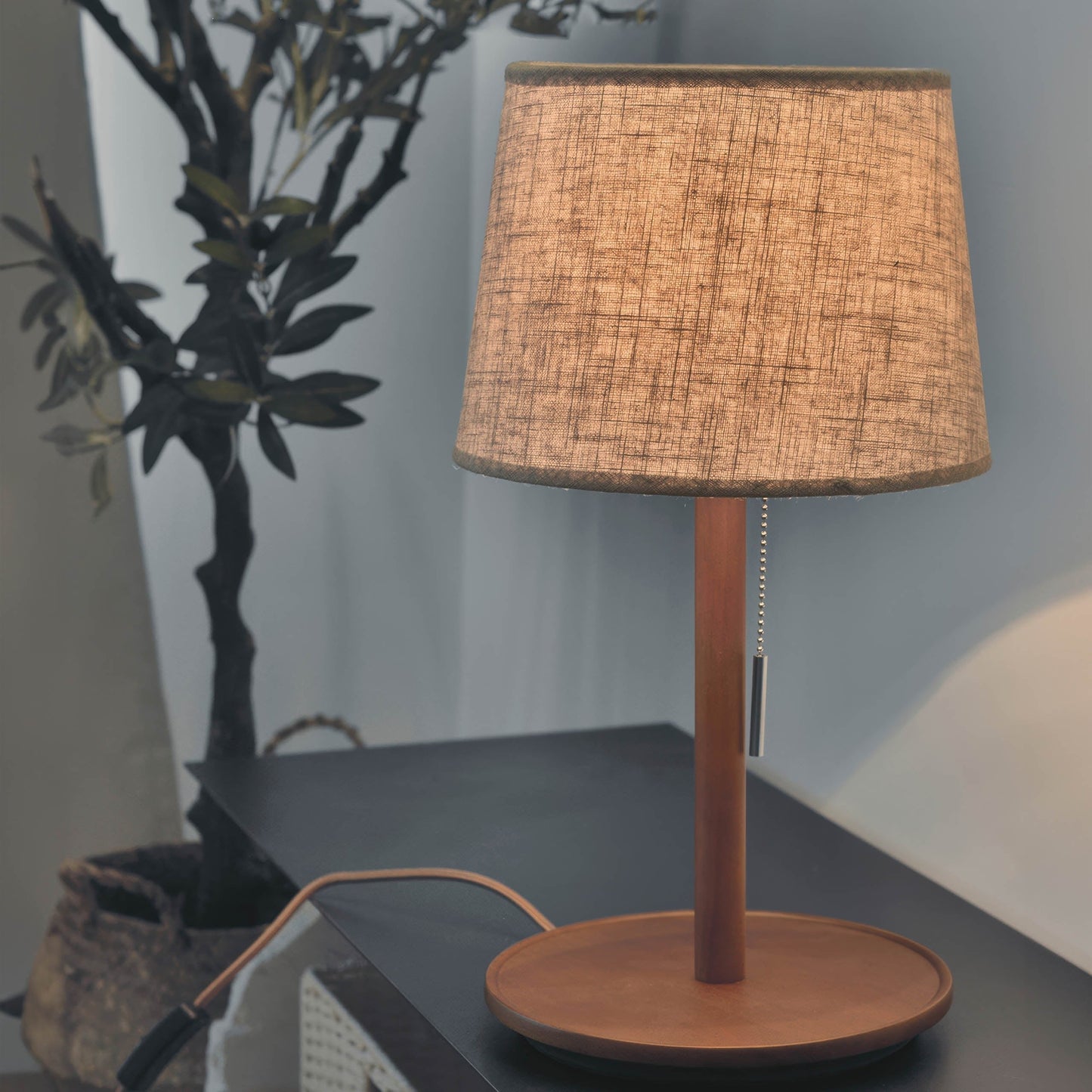 scandinavische walnotenlamp met luxe stoffen accenten voor een zachte gloed