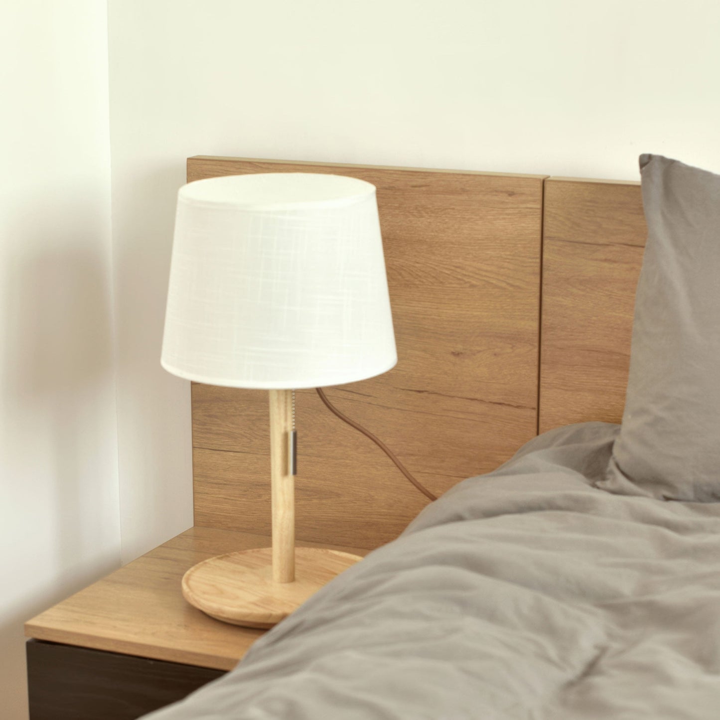 scandinavische walnotenlamp met luxe stoffen accenten voor een zachte gloed