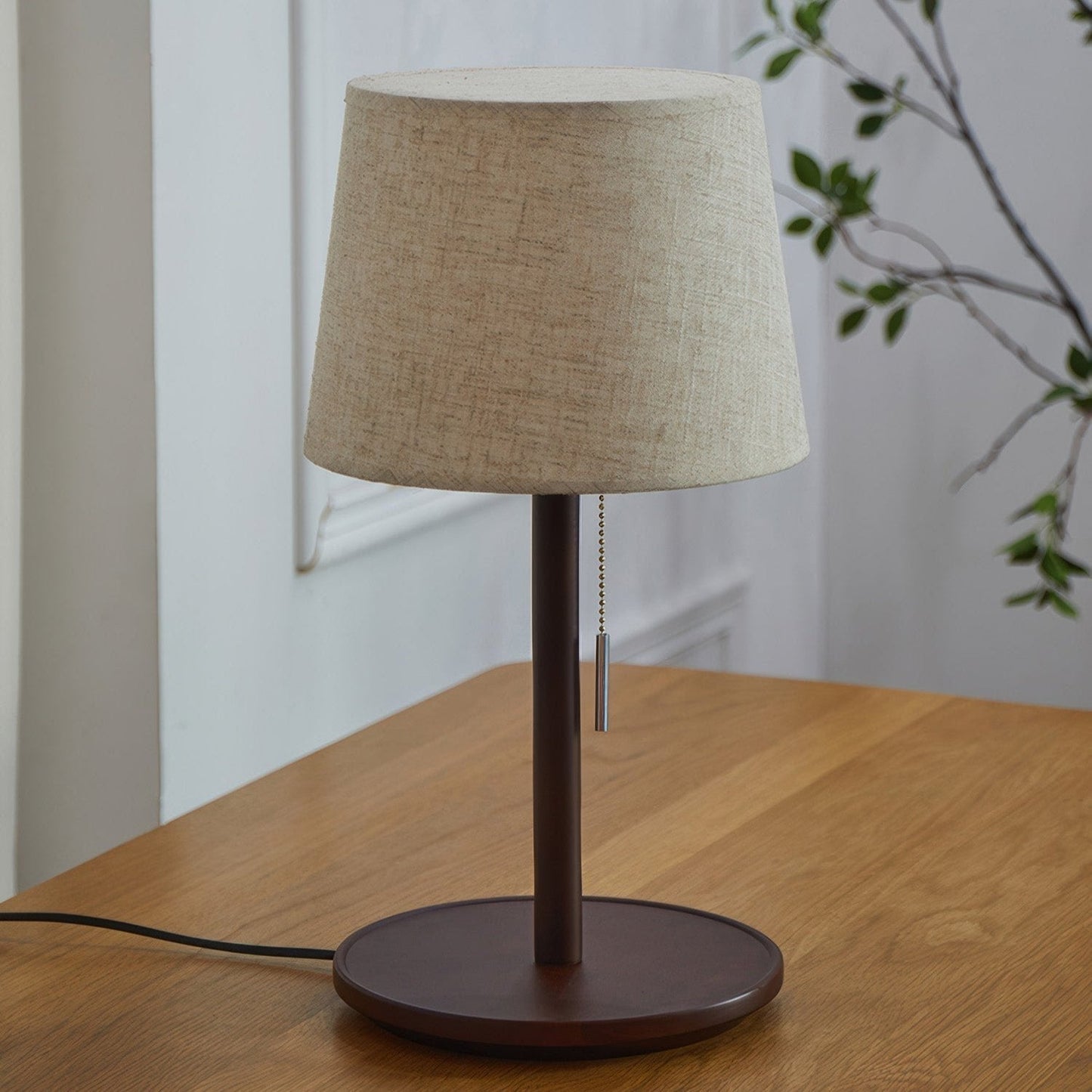 scandinavische walnotenlamp met luxe stoffen accenten voor een zachte gloed