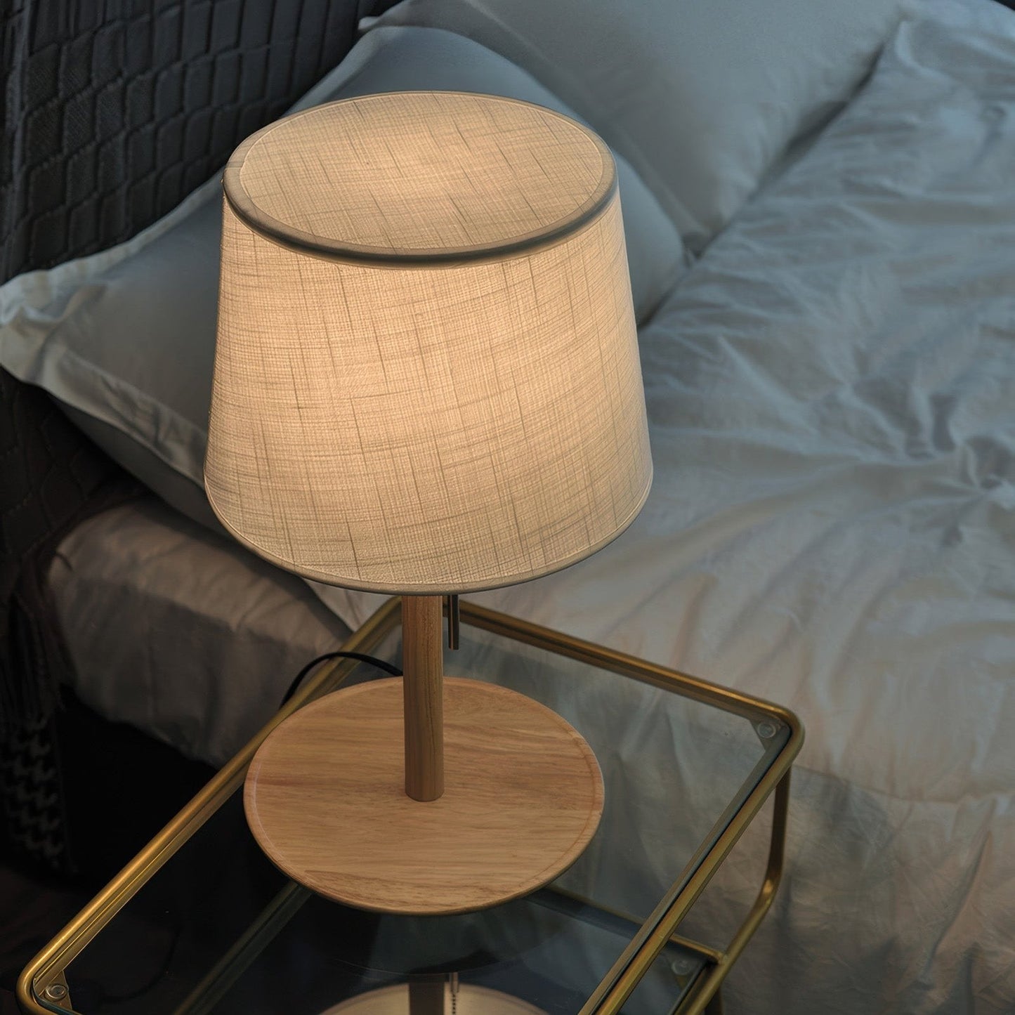 scandinavische walnotenlamp met luxe stoffen accenten voor een zachte gloed