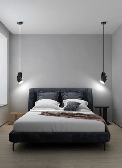 Hanglamp met houtlook boven een tafel of werkplek