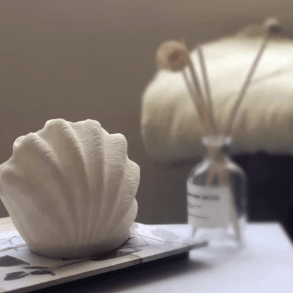 Decoratief schelpen nachtlampje op een tafel in de slaapkamer