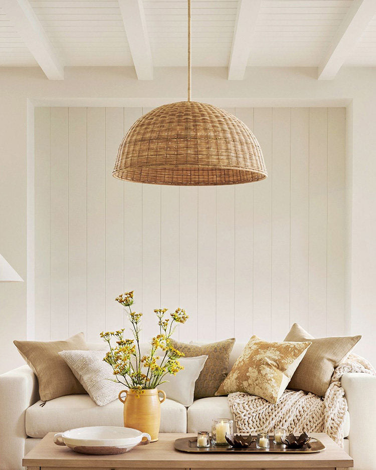 Rotan hanglamp aan plafond met elegante ronde vorm