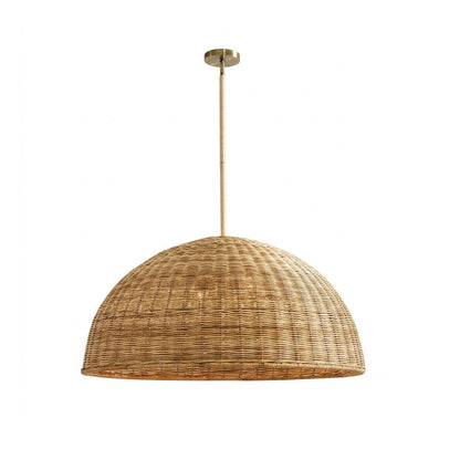 Zijaanzicht van een rotan hanglamp met halfronde kap