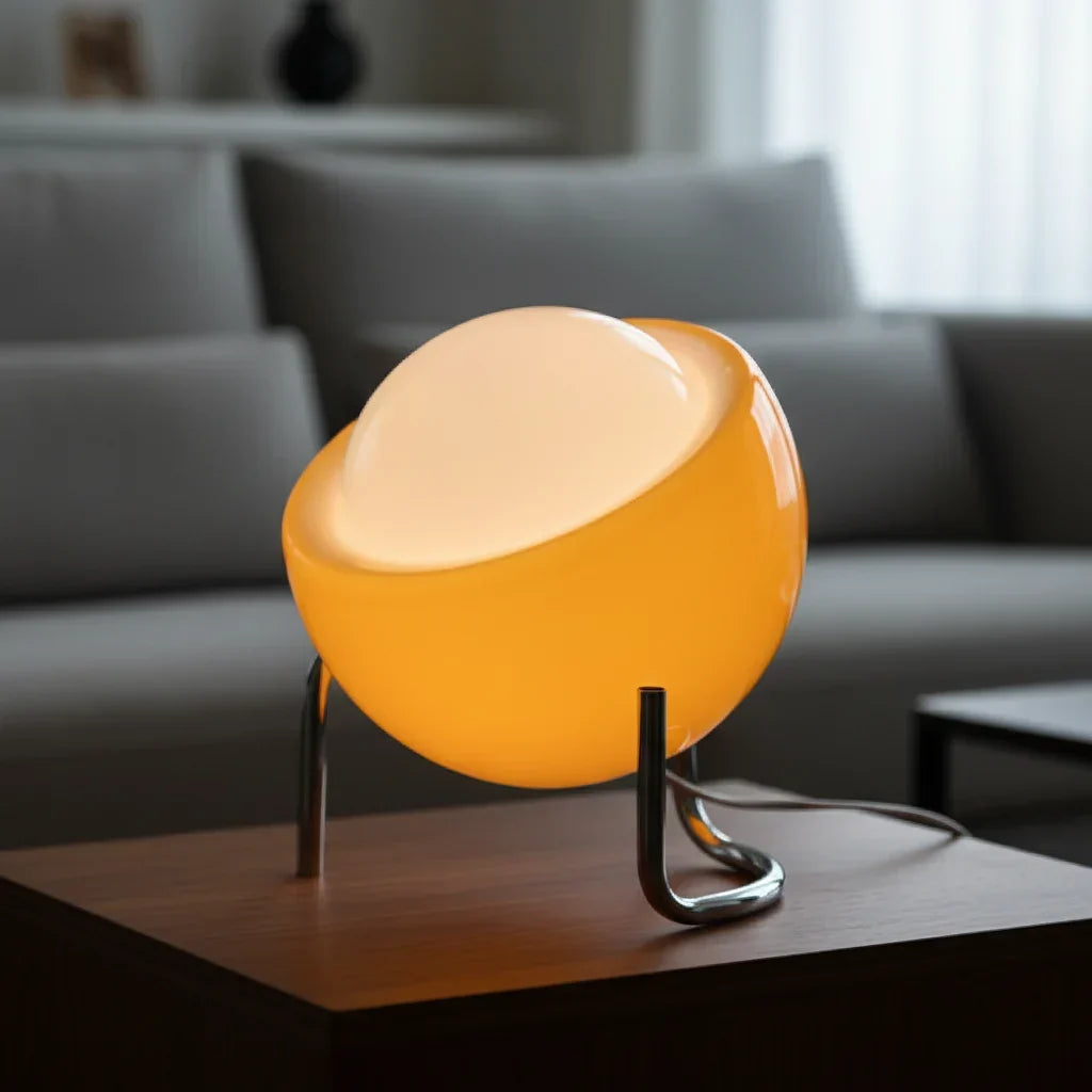 glazen retro tafellamp met ingebouwde led op een slanke metalen voet