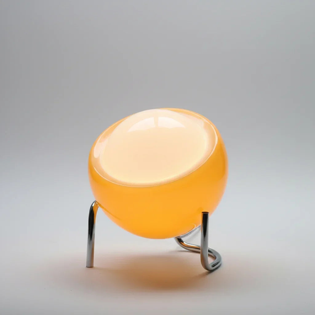 ronde glazen lampenkap van de tafellamp met zacht warm ledlicht