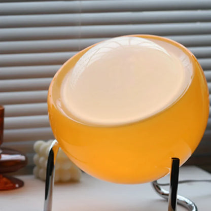 Tafellamp van glas naast decoratie op een modern interieurmeubel