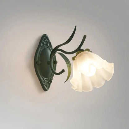 Elegante Lelietjes-van-Dalen Wandlamp voor een Sfeervolle Bloemenlook