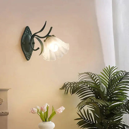 Elegante Lelietjes-van-Dalen Wandlamp voor een Sfeervolle Bloemenlook