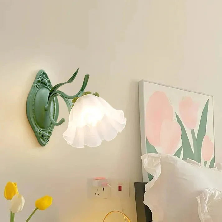 elegante lelietjes-van-dalen wandlamp voor een sfeervolle bloemenlook