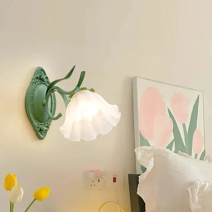 Elegante Lelietjes-van-Dalen Wandlamp voor een Sfeervolle Bloemenlook