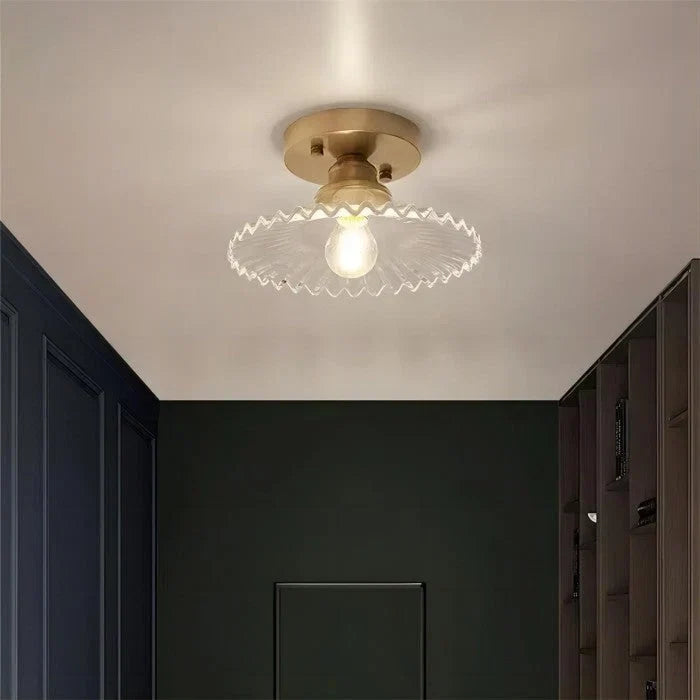 Moderne plafondlamp met geribbelde glazen kap in een interieur