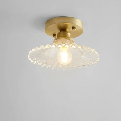 Geribbelde glazen plafondlamp als sfeervolle verlichting