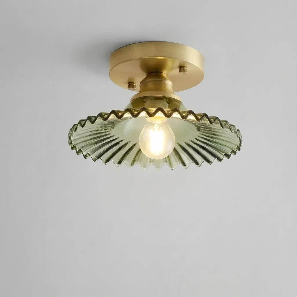 plafondlamp met glazen kap vanuit een schuin perspectief