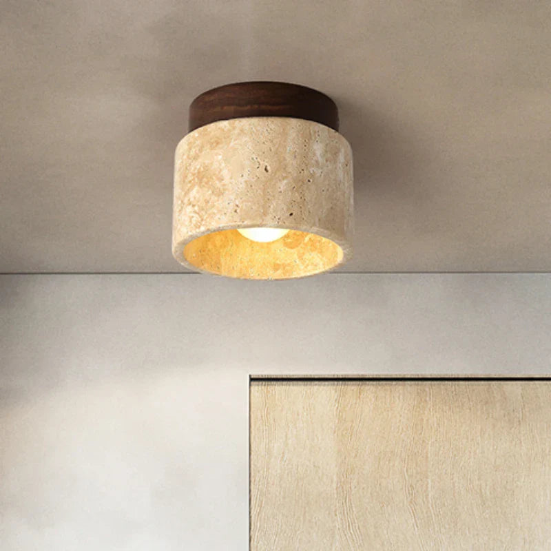Detail van de gipsen plafondlamp met houten accent