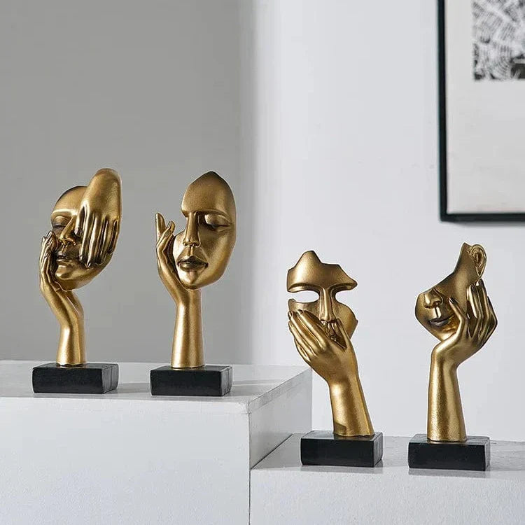 decoratieve sculptuur van resin met abstract gezicht op lichte achtergrond