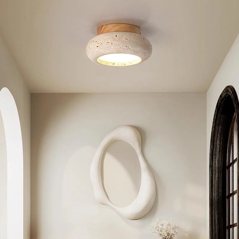 Plafondlamp met houten afwerking en warme ledverlichting