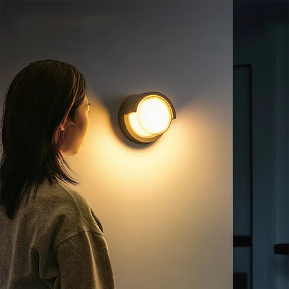 Sfeervolle LED buitenwandlamp aan de gevel bij terras of entree