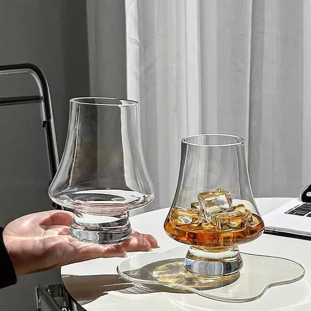 Glazen whiskeybekers samen afgebeeld als set