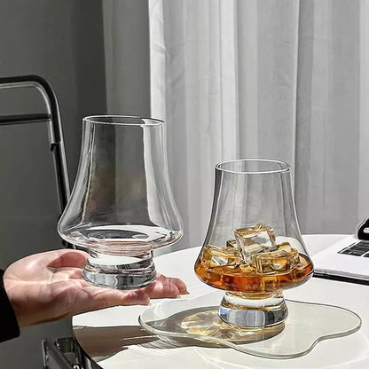 Glazen whiskeybekers samen afgebeeld als set