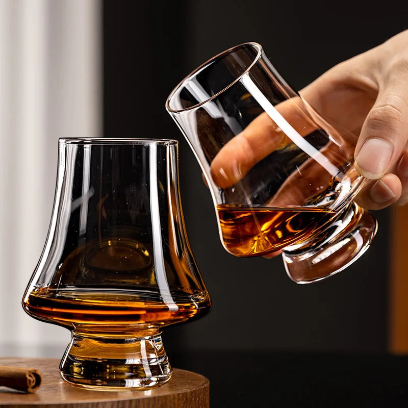 Vier glazen whiskeyglazen in een nette set