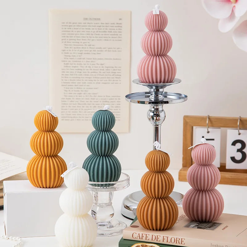 Decoratieve golfbalgeurkaars van dichtbij zichtbaar