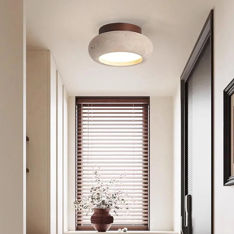 detail van de travertin plafondlamp met natuurlijke steenstructuur