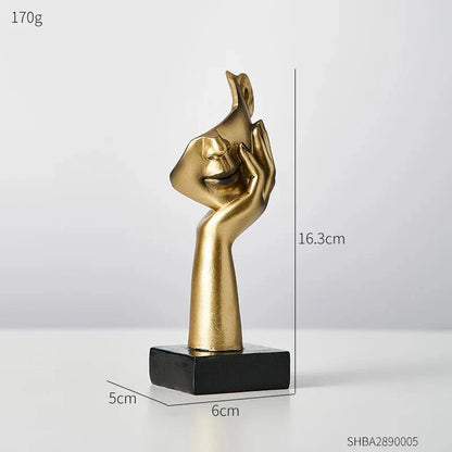 Close-up van decoratieve sculptuur met abstracte gezichtsdetails