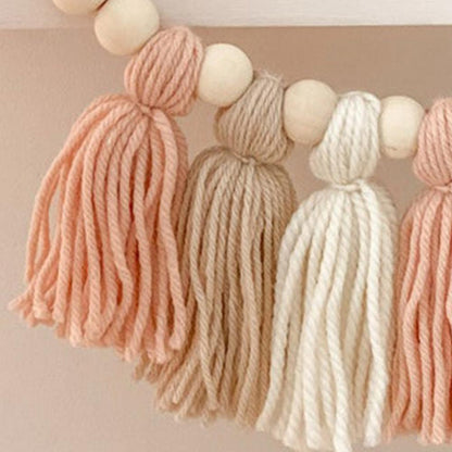 Babykamerdecoratie met een speelse houten kralenslinger