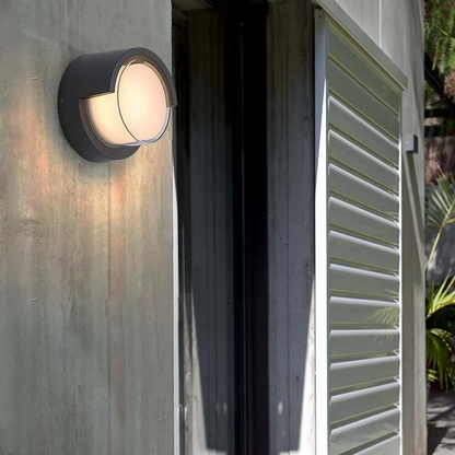 Detail van de retro wandlamp voor buiten met stevige aluminium behuizing