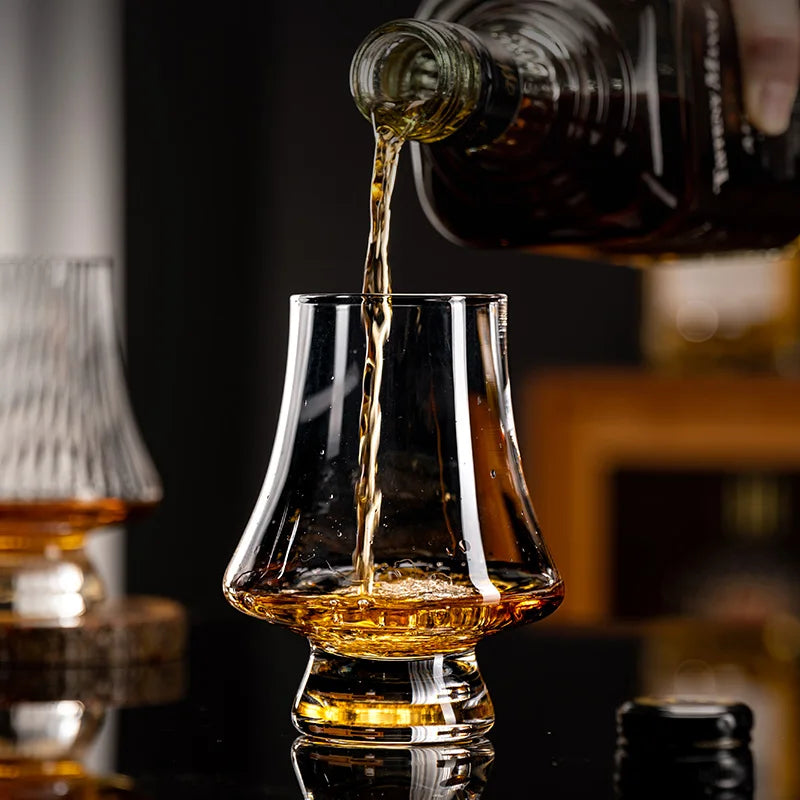 set van vier whiskeyglazen van glas naast elkaar