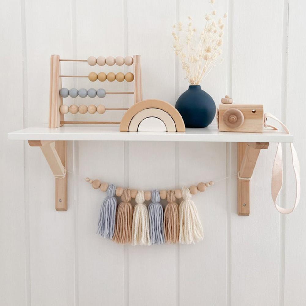 detail van de ronde houten kralen aan de decoratieve slinger