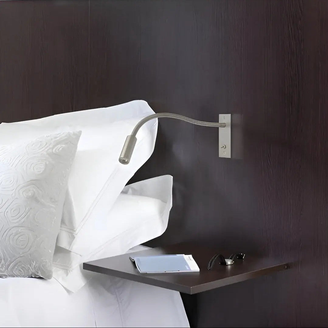 Moderne wandlamp voor lezen met verstelbare arm en gericht ledlicht