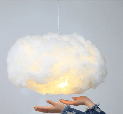 Wolkenlamp met zachte gloed naast een bed