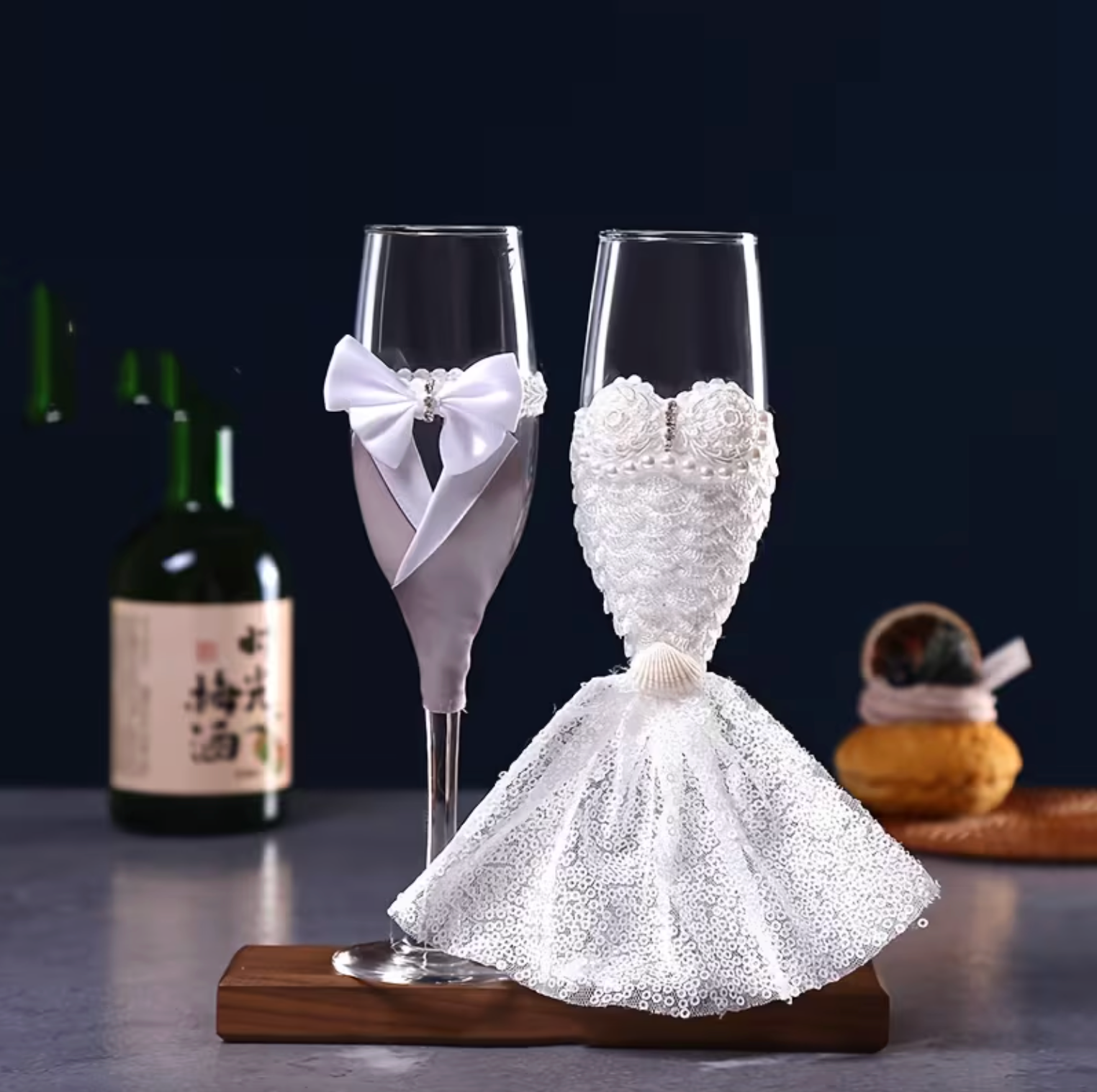Bruid en bruidegom champagneglazen samen als set voor een bruiloftstoast