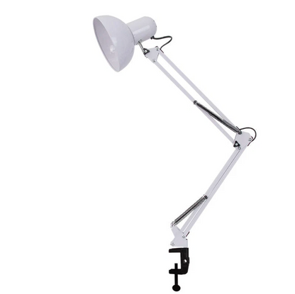Bureaulamp met stevige klem bevestigd aan de rand van een bureau