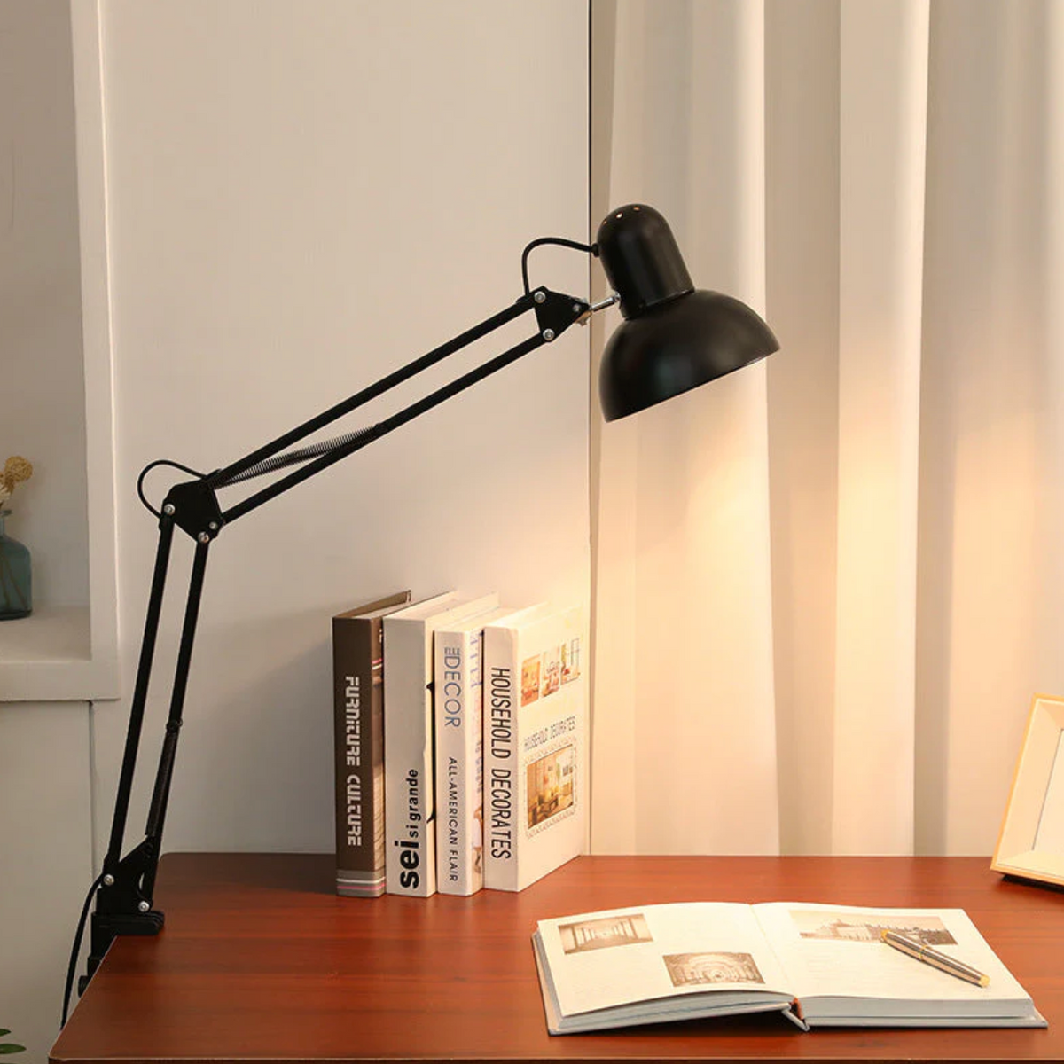 Bureaulamp met klem en lange verstelbare arm op een bureau