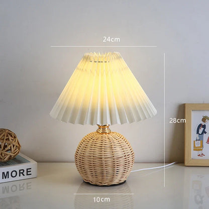 Bedlamp met geplooide kap en vlechtwerkaccent